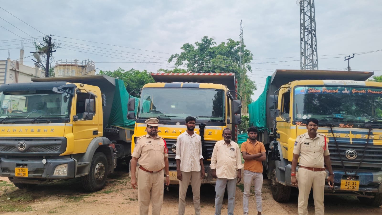 అక్రమంగా ఇసుక తరలిస్తున్న మూడు టిప్పర్ల పట్టివేత